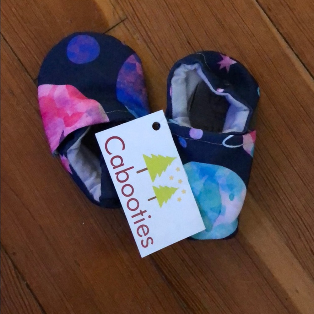 Cabooties 12-18 month baby shoes